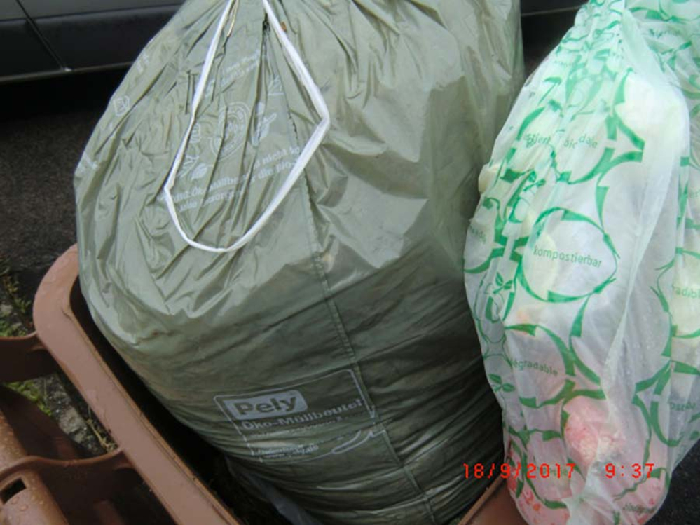 Müllsäcke in Tonne